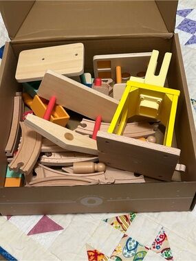 Kiwico wooden train set